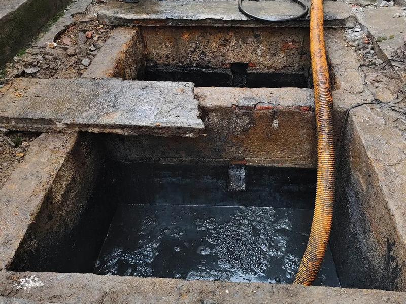 傅厚岗清理化粪池